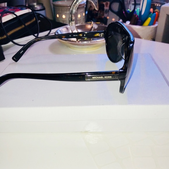 Women’s Oversized Michael Kors Aviator Sunglasses - Picture 4 of 7